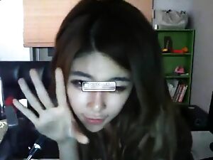 Une adolescente coréenne fait plaisir de manière séduisante lors d'une session de sexe Tarry, utilisant expertement ses mains et sa bouche sur webcam.