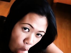 Filipina dikejar-kejar oleh cowok, memperlihatkan pakaian dalam seksi di webcam