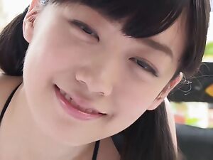 مراهقة يابانية جميلة تعرض مهاراتها الفموية بفرشاة أسنان.