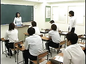 एशियाई शिक्षक का तीव्र संभोग सुख आंतरिक स्खलन की ओर ले जाता है।