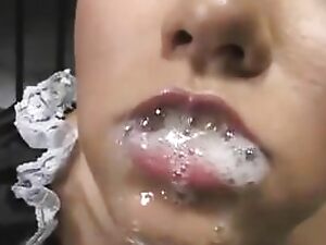 Een gedurfde Chinese man krijgt een slordige pijpbeurt, wat leidt tot een rommelige gezichtsbehandeling.