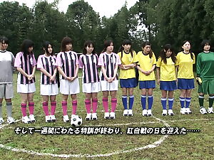 קבוצת כדורגל אסייתית עוסקת במין אינטנסיבי ונלהב במהלך אימון.