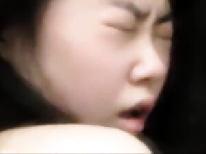 Kore erotika No. 1, bir dizi yoğun ve erotik eylemle deneyimsiz bir kıza rehberlik eden sert ve sıkı bir eğitmen içerir.