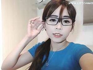 Μια Γιαπωνέζα έφηβη αποκαλύπτει το νεανικό της σώμα και την ευχαρίστησή της με ένα πινέλο σε ένα συναρπαστικό διαδικτυακό βίντεο.
