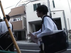 Une fille japonaise fait une fellation à son camarade de classe et reçoit une éjaculation interne lors d'un voyage scolaire.