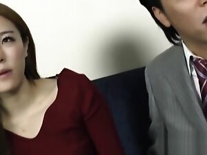 Una seducente donna coreana di mezza età riceve un massaggio sensuale e altro ancora.