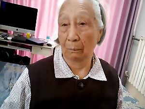 Wanita Asia tua dengan payudara besar mendapat seks kasar