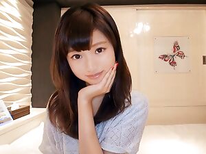 新手Miu在诱人的视频中分享她不寻常的拍摄经历,展示她的亚洲魅力和迷人的魅力。