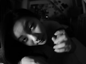 Rae ger en medveten asiatisk kvinna ett sensuellt handjobb i en het solovideo.