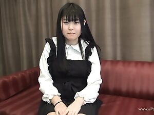 En japansk amatör delar en intensiv onanisession med en hemmagjord video där hon njuter av sig själv.