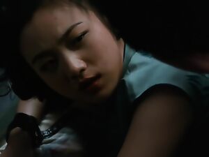 Wanita Asia yang cantik memanaskan suasana di kamar tidur.