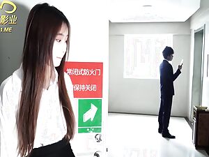 Xue Jianが、露骨なアジアの無修正ビデオで妻と誘惑的なクライアントとのホットな3Pを発見する。