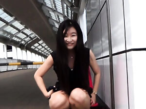一个淘气的亚洲少女无视规则,在公共场合撒尿。