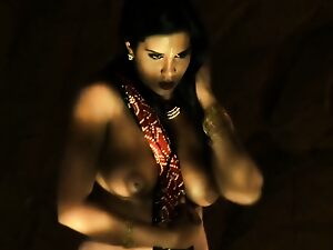 Saksikan debut Kismet India yang menawan saat dia dengan sensual menari dan menari erotis.