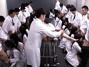 Video dewasa Jepun menampilkan kecantikan Asia yang terlibat dalam orgi kelab liar, mempamerkan kemahiran oral dan mainan mereka.