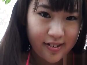 Čínská MILFka se svléká a zlobí v horkém videu pro dospělé.