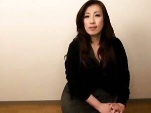 Một người mẹ châu Á bị đụ vào mông to trong một cuộc tình ba nóng bỏng với các yếu tố BDSM kích dục.