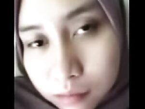 Gadis Muslim Indonesia menanggalkan pakaiannya di webcam untuk tip.