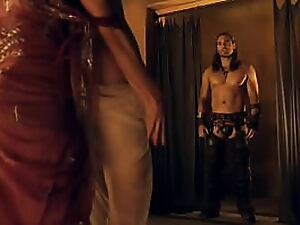 Гуендолин Тейлър участва в гореща фотосесия, предоставяйки най-добрата секс сцена в кариерата си. Не пропускайте този еротичен спектакъл.