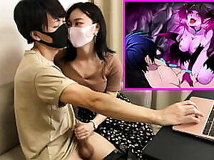 O mamă japoneză se răsfăț în hobby-ul ei erotic de jocuri Manga, dar soțul ei îi pasă doar de pielea ei și de spațiul ei strâmt.