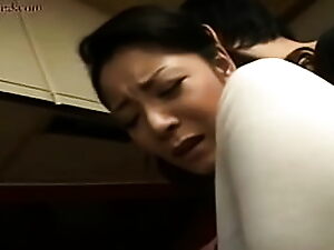 Mãe e mulher asiáticas exploram a cozinha nuas