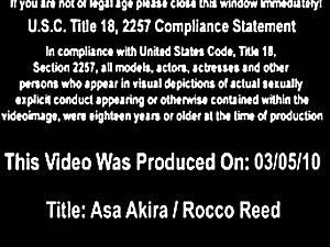 Asa Akira menghadapi dua pria berotot dalam threesome liar.