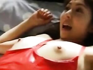 O studentă asiatică înflăcărată își arată sânii amplu și curbele tentante într-o performanță solo fierbinte.