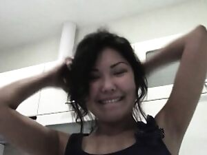 Una hermosa mujer asiática se enfrenta a un desafío en el baño, lo que lleva a una intensa acción manual y una exposición completa.