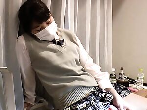 Японската красавица Фукада прави незабравимо свирка през задната врата в това нецензурирано видео.