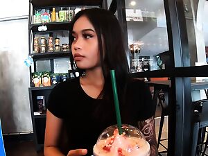 Um encontro quente se desenrola na Starbucks, levando a um encontro apaixonado com uma curiosa adolescente chinesa.