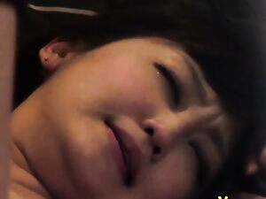 Asiatisk skønhed fanget på kamera, der giver et deepthroat-blowjob, viser sine færdigheder og kærlighed til oral nydelse